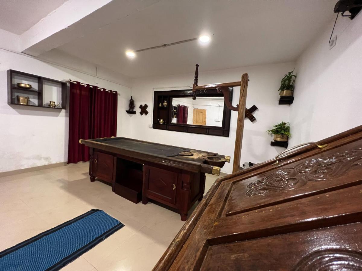 Hotel Vedha Ayurvedic Panchakarma Treatment Centre à Alappuzha Extérieur photo
